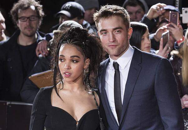 Weitere traurige Nachrichten aus London: Sängerin FKA Twigs und Schauspieler Robert Pattinson ("Twilight", "Harry Potter") gehen jetzt getrennte Wege. Die beiden Prominenten waren seit September 2014 ein Paar. Nun seien sie "auseinandergedriftet", wollen die Klatschreporter der britischen Tageszeitung "Daily Mail" wissen.