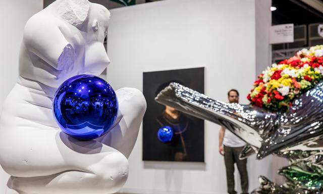 Auf dem Stand von David Zwirner war Jeff Koons „Meisterwerk“ mit blauen Kugeln der Hingucker.  