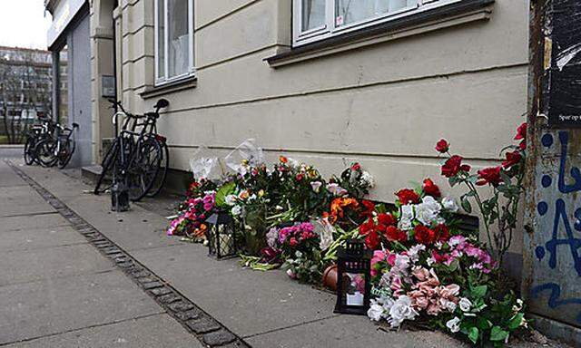 Blumen an dem Ort, wo der Attentäter erschossen wurde