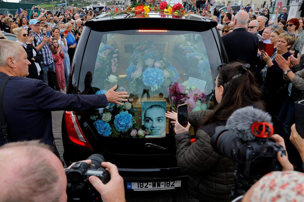 8. August. Hunderte Menschen haben in ihrem irischen Wohnort Bray Abschied von Sinéad O‘Connor genommen. Trauernde säumten am Dienstag den Rand der Küstenstraße.