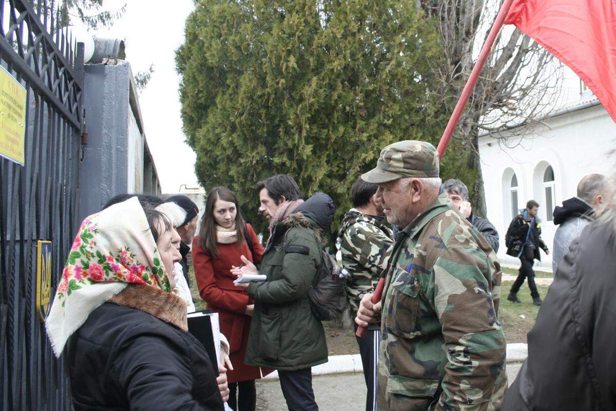 Ein prorussischer Demonstrant diskutiert mit einer Frau, die die ukrainische Armee verteidigen will.