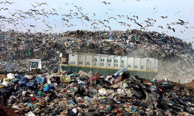 Mülldeponie bei Athen. Noch immer landen 80 Prozent des griechischen Mülls auf Deponien. 