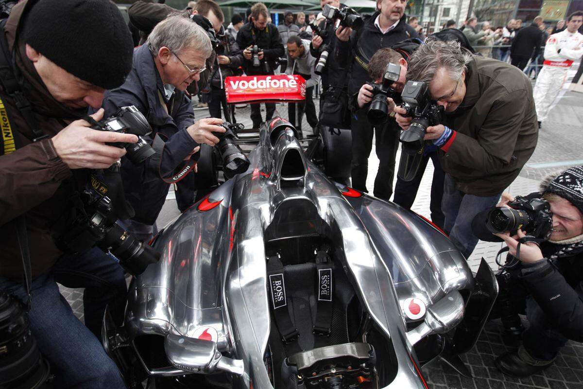 Die Journalisten auf dem Potsdamer Platz waren Feuer und Flamme für den neuen McLaren.