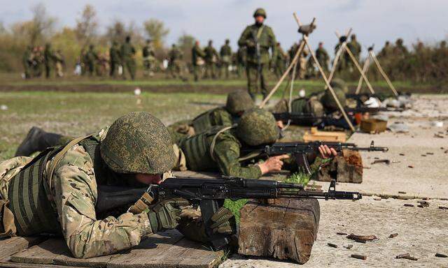 Ein von der russischen Nachrichtenagentur Itar-Tass veröffentlichtes Bild von Mitte September von eingezogenen Rekruten der russischen Armee, die Training in der Region Donezk erhalten.