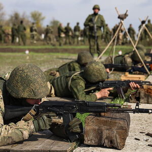 Ein von der russischen Nachrichtenagentur Itar-Tass veröffentlichtes Bild von Mitte September von eingezogenen Rekruten der russischen Armee, die Training in der Region Donezk erhalten.