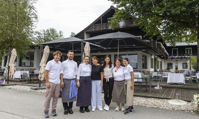 Ulla Bauer (vierte von links) mit ihrem Team des Seehotels Winkler am Wallersee.