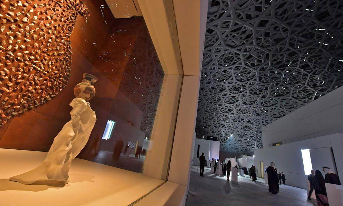 Das von Stararchitekt Jean Nouvel entworfene Museum auf der Insel Saadiyat beherbergt die erste Ausstellung mit universellem Anspruch in der arabischen Welt. Auf mehr als 6000 Quadratmetern soll hier die Geschichte der Menschheit erzählt werden.