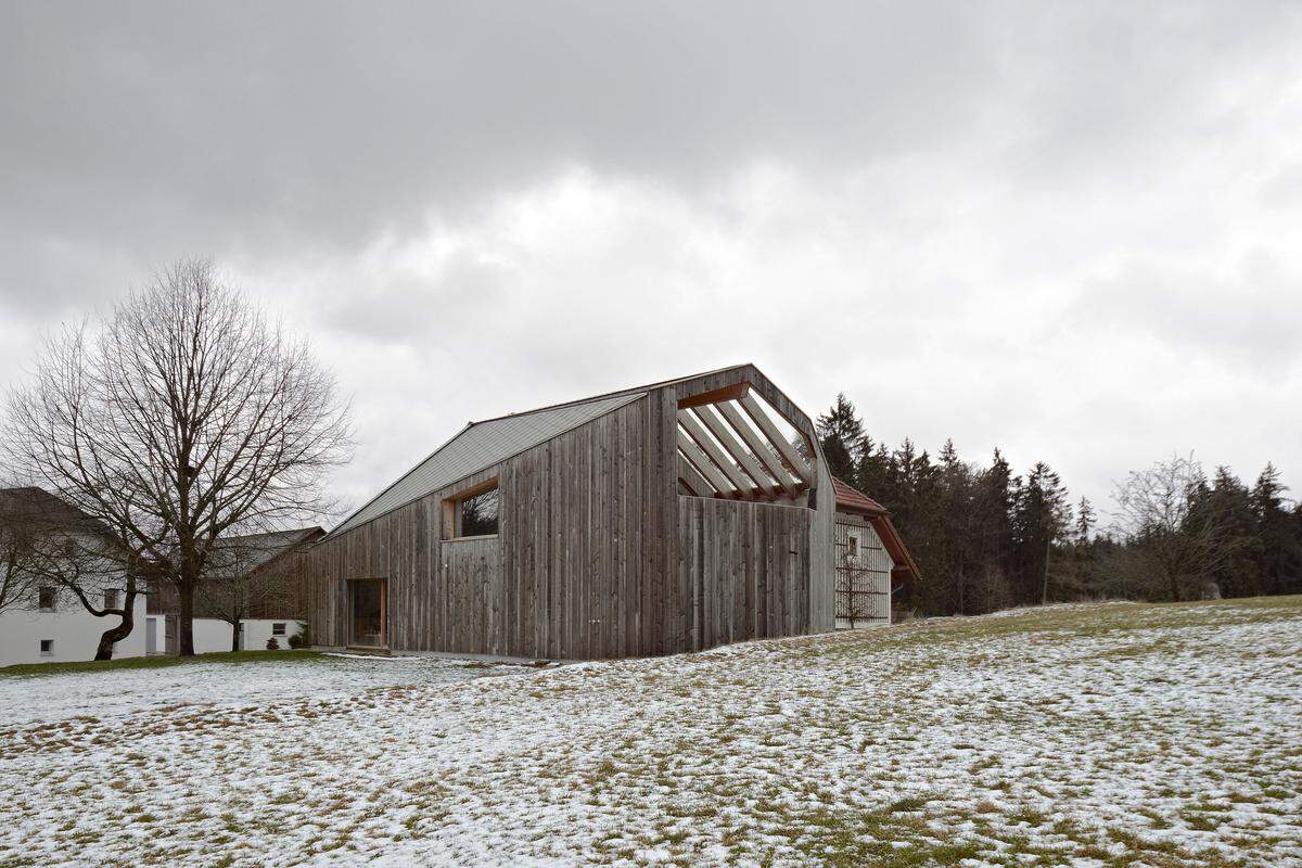 Während der historische Wohnteil in seinem äußeren Erscheinungsbild erhalten blieb, wurde der in den letzten Jahrzehnten des Öfteren umgestaltete, vormalsüberwiegend landwirtschaftlich genutzte Querbau außen komplett gedämmt, mit einer natürlich vergrauenden, traditionellen Holzschalung aus sägerauer Fichte versehenund im Bereich des Ober- beziehungsweise Dachgeschoßes ausgebaut.