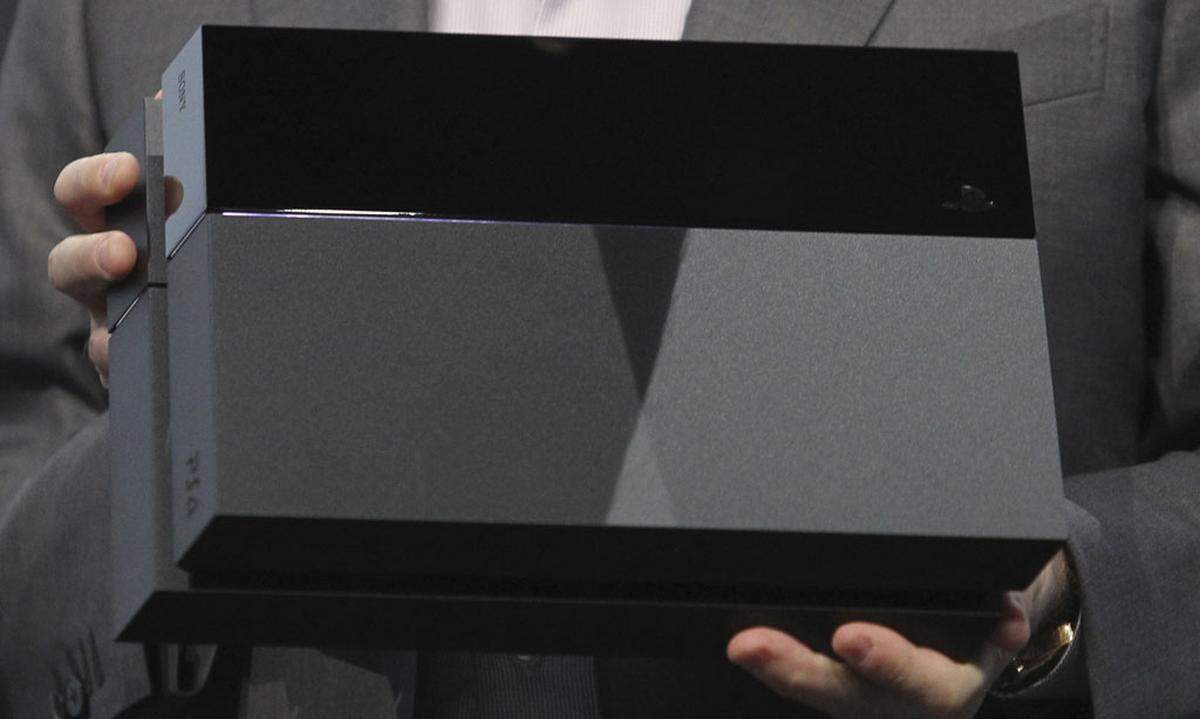 Handlich ist sie nicht, die neue Playstation 4, aber das gilt schließlich auch für den Vorgänger. Sie misst stolze 27 x 50 x 30 Zentimeter.