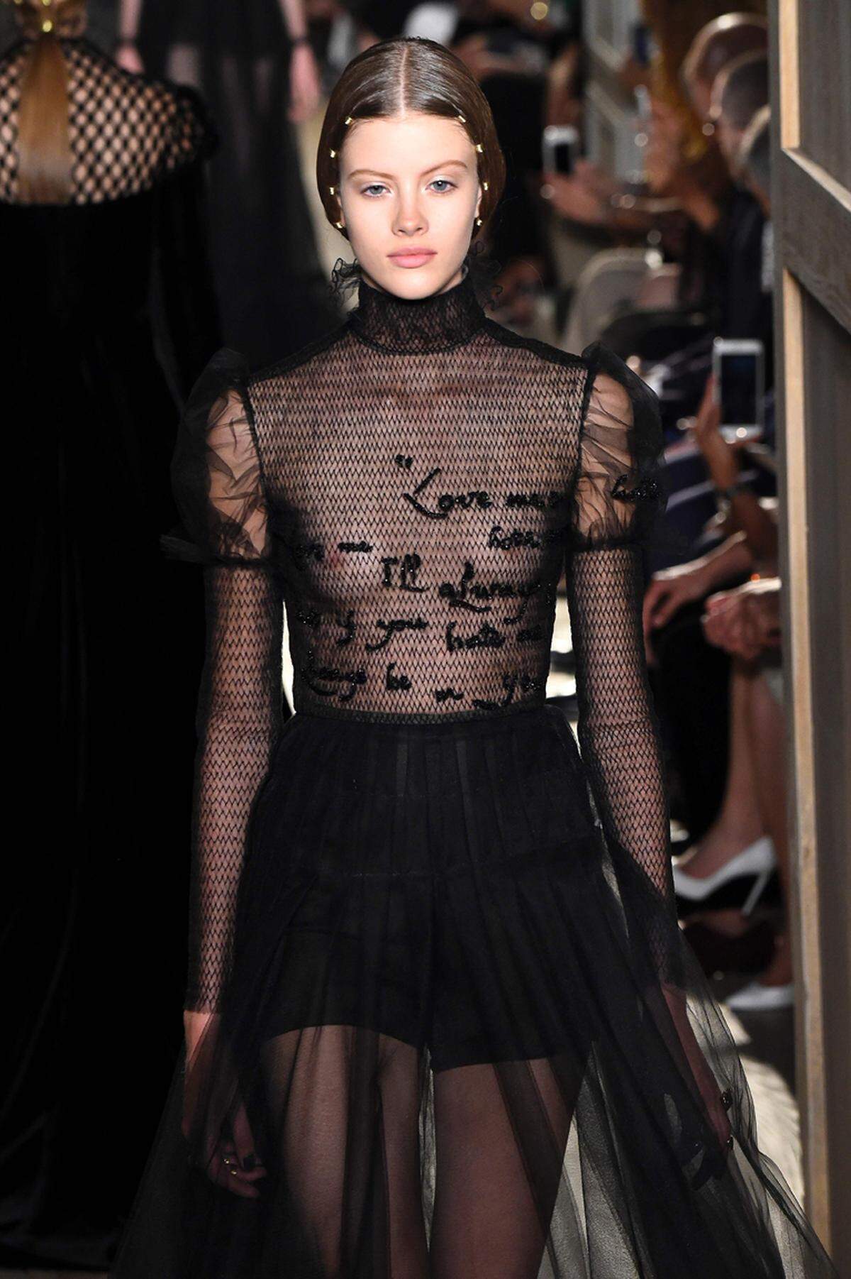 Netzoptik liegt in den Couture-Kollektionen auch im Trend. Nicht nur bei Valentino, ...