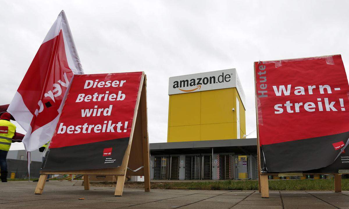 Abseits der Börse hat Amazon jedoch längst nicht nur Fans. Wegen umstrittener Arbeitsbedingungen gibt es immer wieder Kritik (zuletzt auch in Österreich), zudem wird dem Konzern vorgeworfen, mit seiner großen Marktmacht und seinen Niedrigpreisen den Buch- und Einzelhandel zu zerstören.
