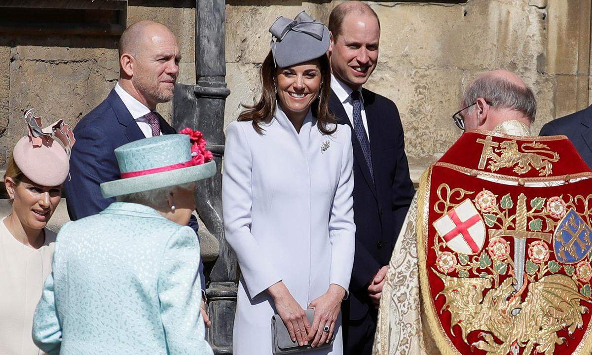 Festhalten konnte sich die Herzogin nur an ihrer Clutch (ebenfalls von Emmy London). Vor der englischen Frühlingssonne schützte der „Lupin“-Hut von Jane Taylor. Apropos Sonnenstrahlen: In ihnen funkelten ihre Brosche und ihre Diamantohrringe, die Kate erst- und letztmals zu ihrer Hochzeit ausführte, ganz besonders schön.