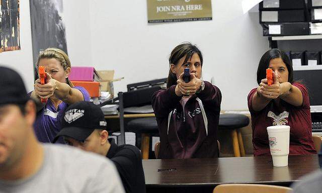 Eine Gruppe Lehrerinnen übt den Umgang mit der Waffe bei einem Training der NRA in Florida.