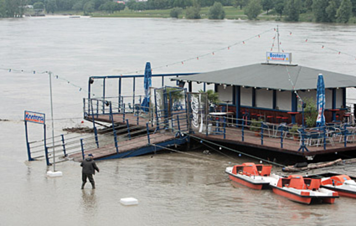 Aber "solange die Treppelwege überflutet sind, können wir das Donauinselfest nicht abhalten", machte eine Sprecherin der Organisatoren klar. Das Sicherheitsrisiko sei einfach zu groß.Im Bild: Ein überfluteter Treppelweg bei einem Bootsverleih