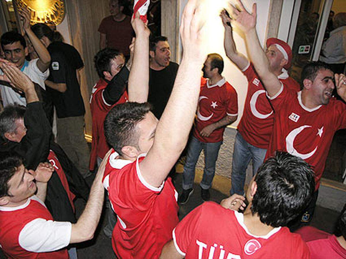 Spontan strömen die Fans auf die Straße - "Türkiye! Türkiye!"-Rufe schallen über den Brunnenmarkt.