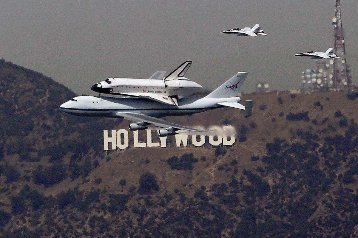 Während des Flugs drehte das Gespann zahlreiche Ehrenrunden über mehreren NASA-Standorten in Kalifornien, sowie der Hauptstadt Sacramento ...