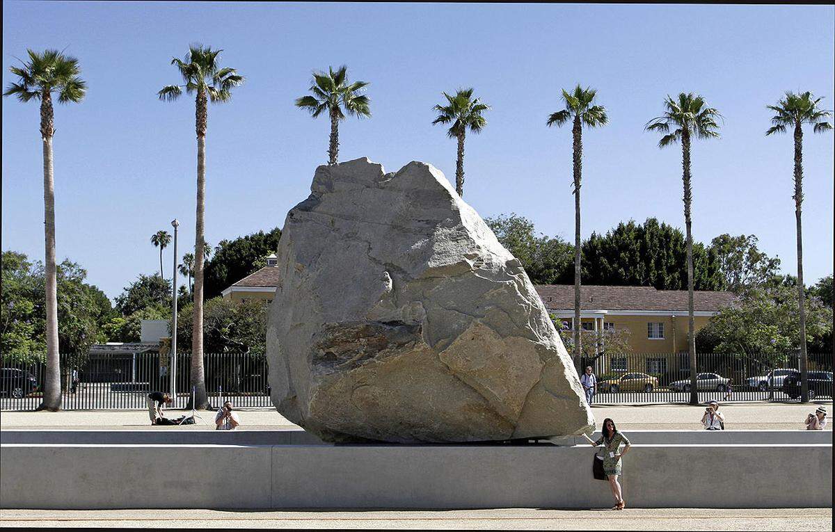 Heizer hatte die Idee für die Skulptur "Levitated Mass" (frei schwebende Masse) schon in den 60er Jahren entwickelt.