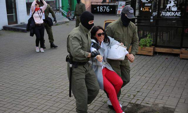 Bei Protesten gegen Alexander Lukaschenko haben Polizisten Hunderte Menschen festgenommen. 