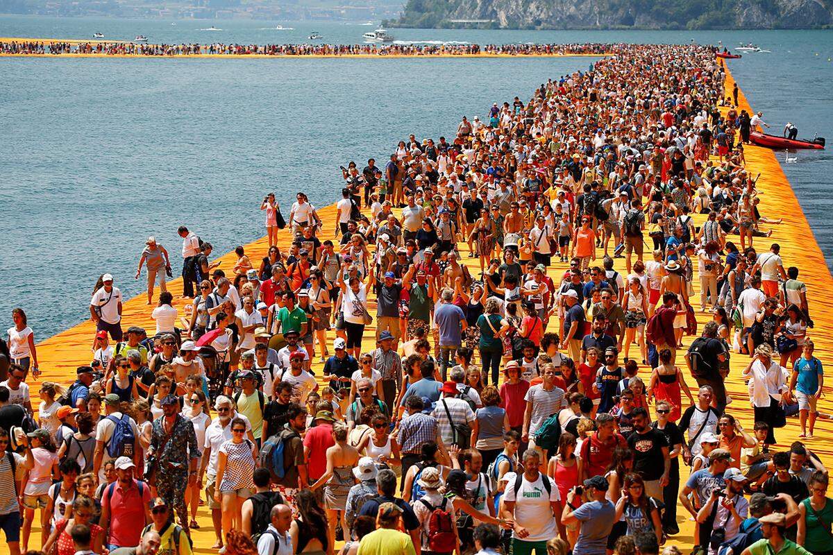 Pro Tag kletterten die Besucherzahlen auf bis zu 120.000, die allerletzte Möglichkeit für das Wandeln auf den orangefarbenen Pontons im Iseo-See bestand am Sonntag.