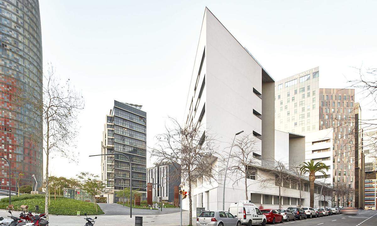 Sieger ist das "Collective Housing and Health Care Centre" in Barcelona, Spanien. Gebaut 2017 von Ute Bonelli, Gil &amp; Peris + Toral. Sie dürfen sich auf ein Preisgeld von 9900 Euro freuen, die Gewinner des sechs Kategorien - "Struktur trifft Design", Einfamilienhaus, Mehrfamilienhaus, Nicht-Wohnbau, Thermische und Historische Sanierung - auf jeweils 6660 Euro.