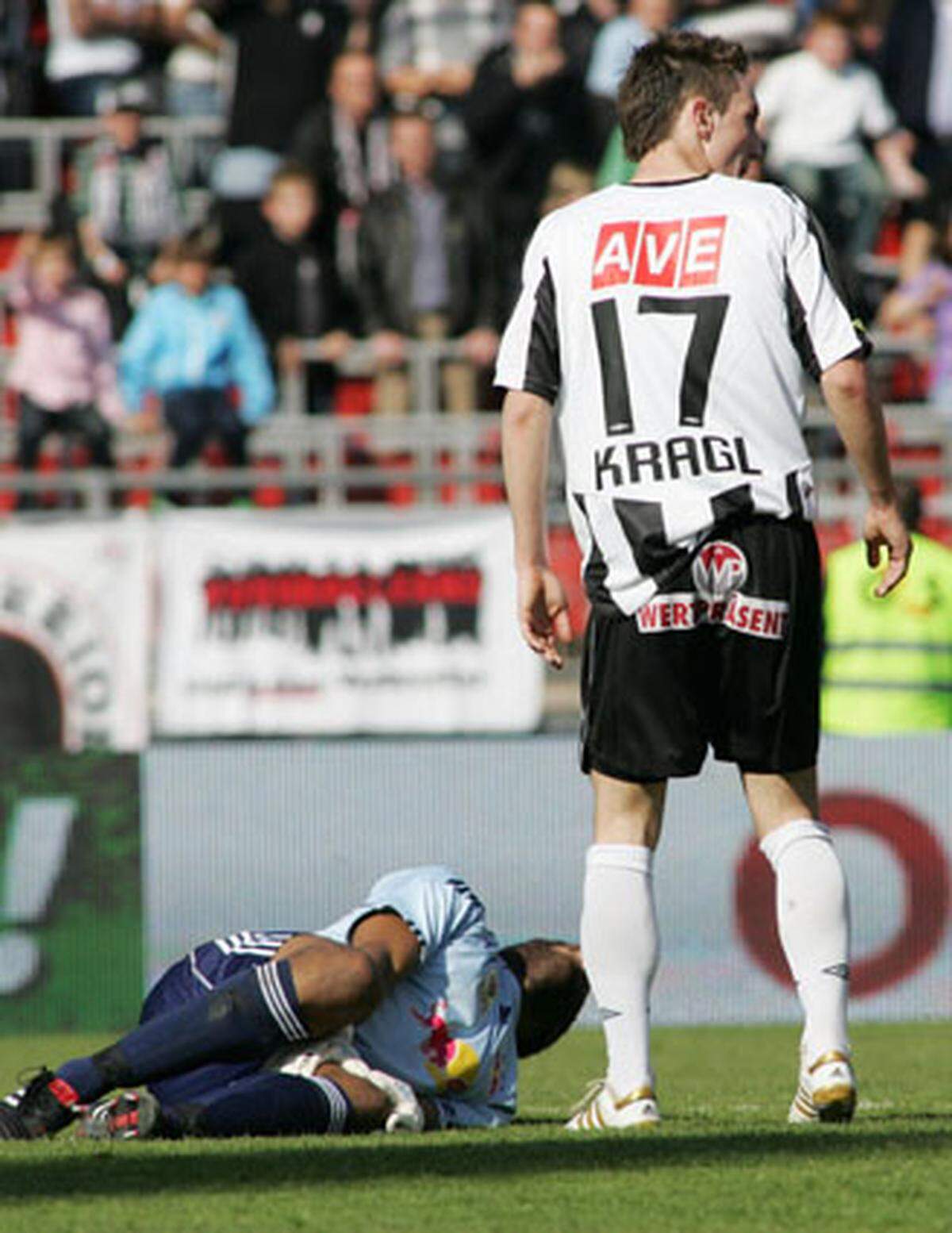 Mit einem brutalen Tritt bricht Lask-Spieler Lukas Kragl dem Salzburger Torwart Eddie Gustafsson Schien- und Wadenbein. Der Keeper muss nach dem Horror-Foul sogar um die Fortsetzung seiner Karriere bangen. Kragl, kommt mit einer Gelben Karte davon, eine nachträgliche Sperre gibt es nicht.