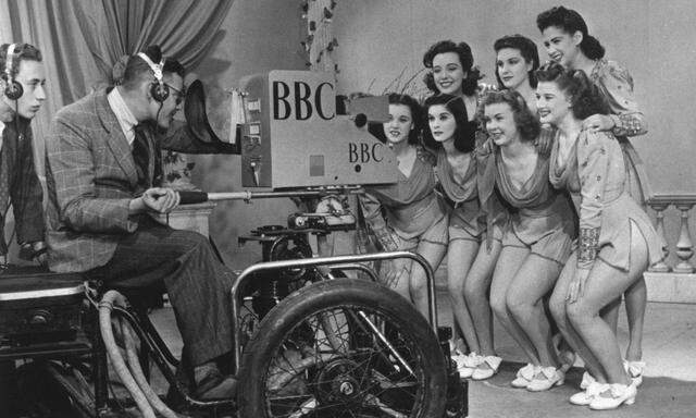 Das waren noch heitere Zeiten: die Windmill Girls bei einem Auftritt in der BBC im Jahre 1946.