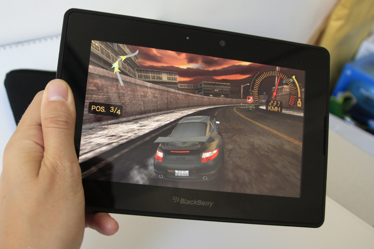 ... zum Beispiel das Autorennspiel Need for Speed, das vorinstalliert mitgeliefert wird. Hier ist das Format ein echter Vorteil: Auf keinem anderen Tablet kann dieses Spiel gemütlich mit einer Hand gesteuert werden.