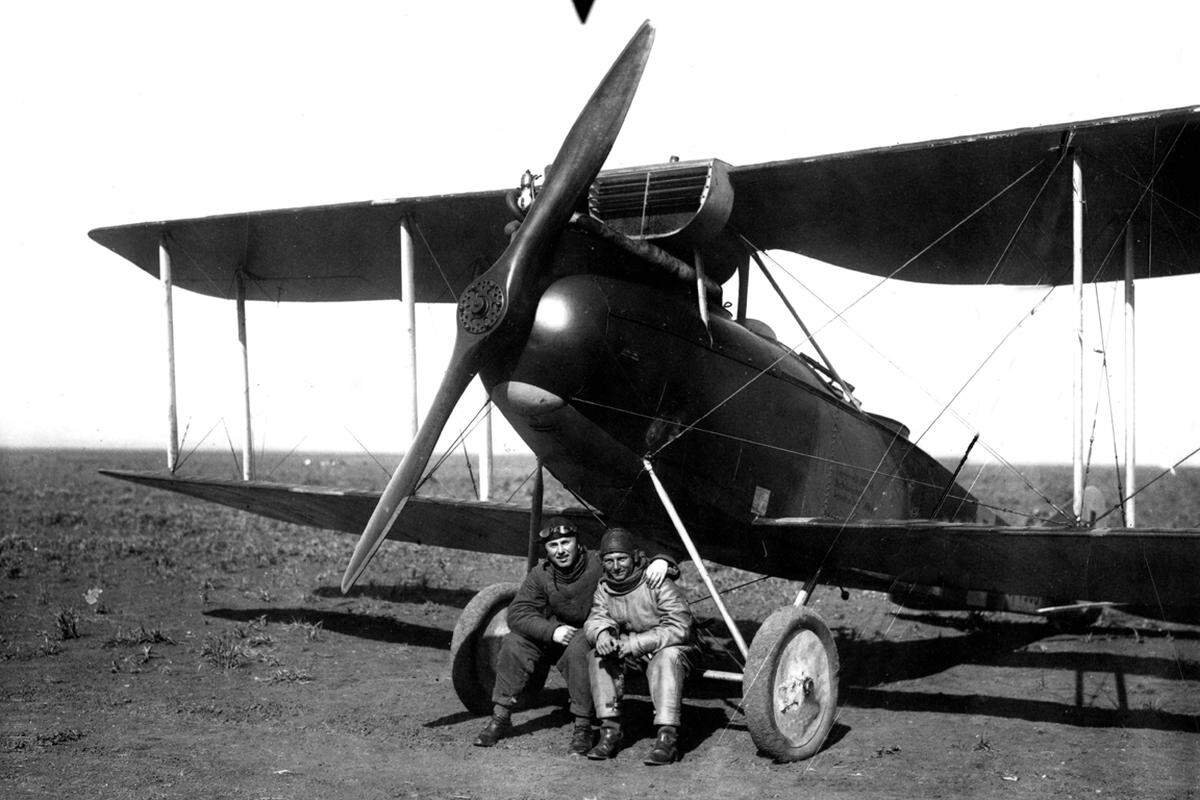 Im Ersten Weltkrieg kam der Luftwaffe eine tragende Rolle zu, Zeppeline und Bomber wurden für Angriffe eingesetzt. Um nicht die eigenen Bodentruppen zu gefährden, suchten Techniker und Ingenieure fieberhaft nach einem Kommunikationsmittel. Das Problem: die Verkabelung. 1916 wurde es schließlich gelöst und der erste Pilotenhelm mit integriertem Mikrofon und Kopfhörer eroberte das Cockpit.