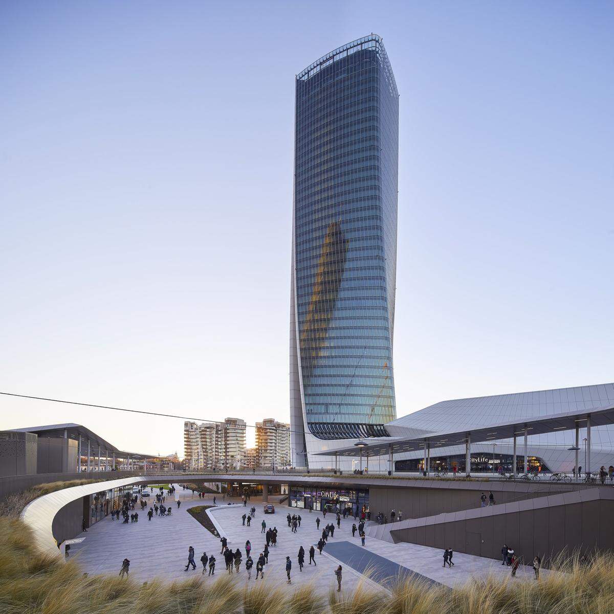 Auf den zweiten Platz wählte die Jury den von der 2016 verstorbenen Architektin Zaha Hadid entworfenen Generali Tower aus Mailand. Seine extravagante Form brachte ihm den Spitznamen "Lo Storto" (der Verdrehte) ein. Das Gebäude hat eine Fassade mit einem Doppelwandsystem, sowie einen raffinierten Sonnenschutz, der an heißen Tagen vor direkter Sonneneinstrahlung schützt. Der Wolkenkratzer hat dafür bereits die höchste Auszeichnung für Nachhaltigkeit, die LEED-Platinum-Zertifizierung der US Green Building Council, erhalten.