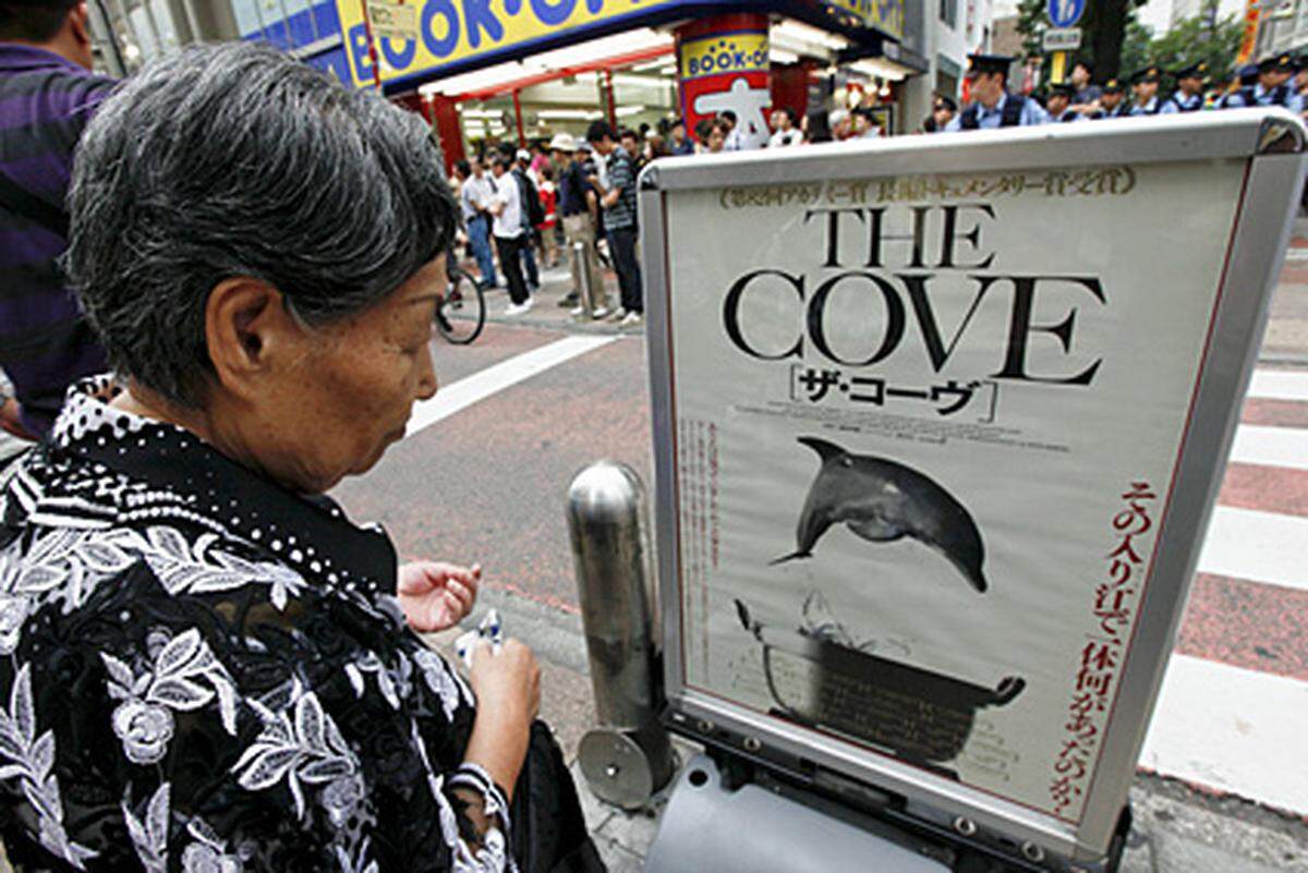 Das Team um Regisseur Louie Psihoyos hatte die umstrittene Tradition für den Film "The Cove" ("Die Bucht") teils mit versteckten Kameras gefilmt. Die Bilder von dem Delfin-Schlachten wurden in diesem Jahr mit einem Oscar für den besten Dokumentarfilm ausgezeichnet.