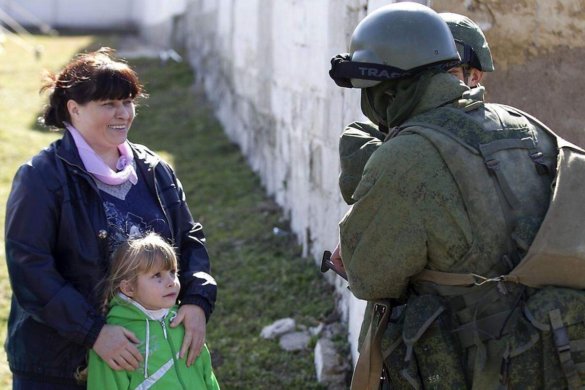 Fraternisieren: Viele Bewohner der Krim sehen die russische militärische Präsenz auf der Halbinsel durchaus mit Wohlwollen.