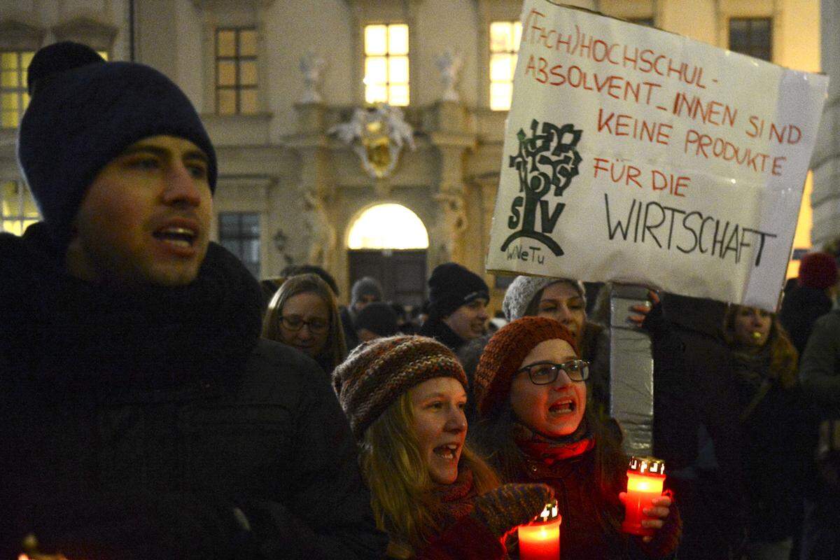 Wieder andere forderten in Anlehnung an ÖVP-Chef Michael Spindelegger „Befreit die Wissenschaft von den Fesseln der Wirtschaft“.