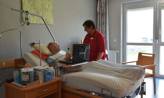 Stefan Mezgolits in seinem Zimmer mit Anna Maria Matzka, Wohnbereichsleiterin im Pflegeheim.