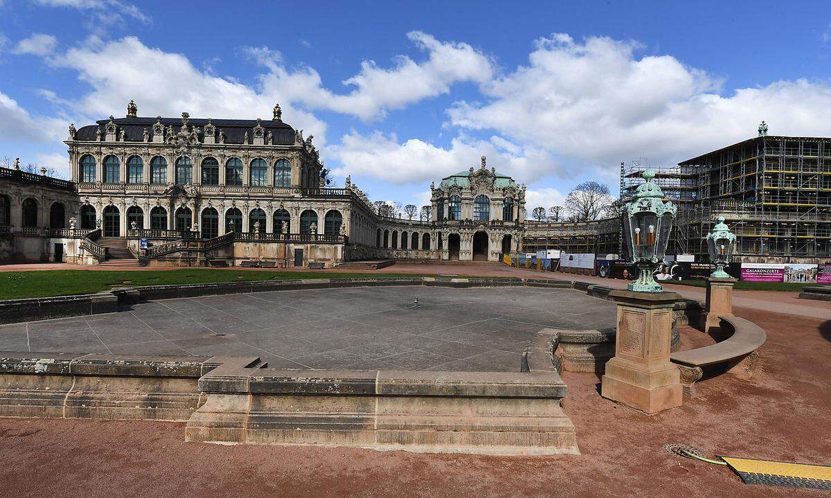 Es sind Bilder, die man so nicht kennt. Ein Gebäude ohne Menschen im Vordergrund sind ungewohnt. So auch in Dresden, wo sich die Menschen an die Maßnahmen halten.