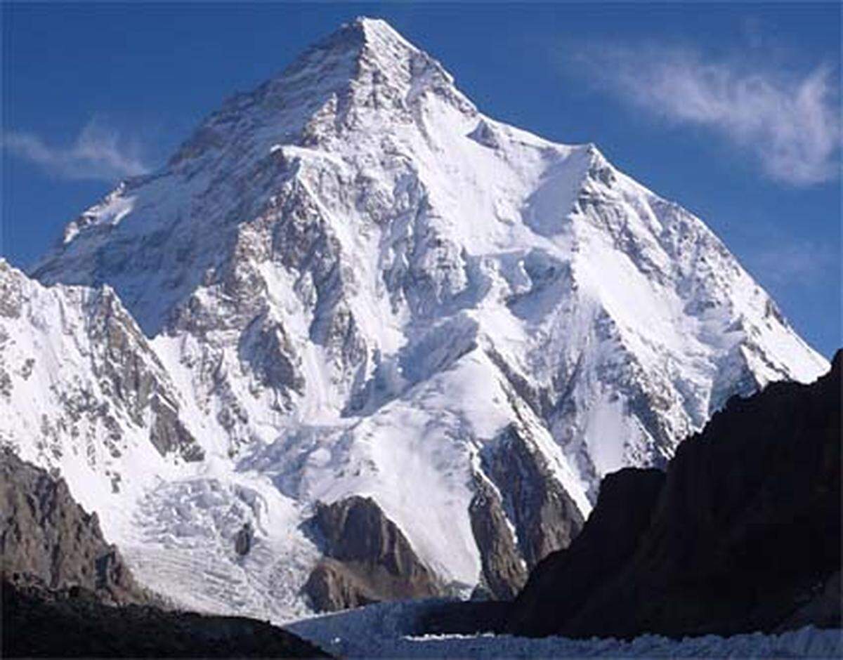 Am 31. Juli 1954 - vor 54 Jahren - erreichten die Italiener Lino Lacedelli und Achille Compagnoni als erste den Gipfel. Sie schleppten ihre leeren Sauerstoffflaschen mit nach oben, um dort einen Beweis für ihren Sieg zu hinterlassen. Erst 1977 wurde der K2 von sechs Japanern und einem Pakistani erneut bestiegen. Die Erstbesteigung ohne Sauerstoff gelang 1979 Reinhold Messner und Michael Dacher.