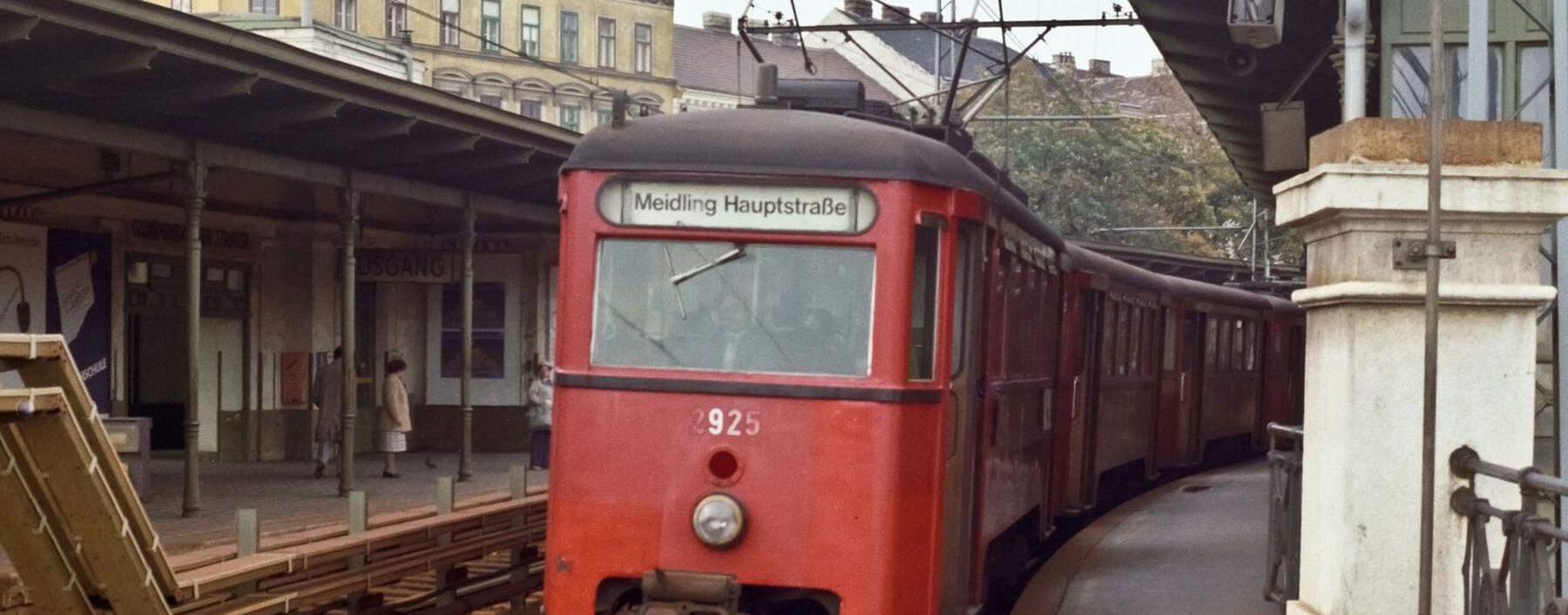 Stadtbahn. Es war ein regelrechtes Rumpeln, es war langsam und unkomfortabel. Die Stadtbahn war ein antiquiertes Relikt. Erst Ende der 1980er-Jahre kam der Umbau zur U-Bahn. 