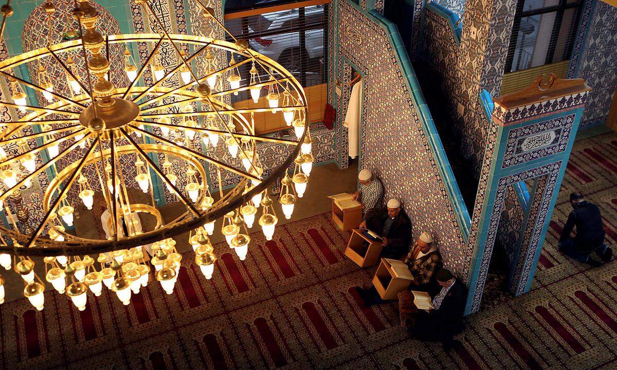 Fasten ist eine der fünf Säulen des Islam nebem den Glaubensbekenntnis, den täglichen Gebeten, der Armensteuer und der Pilgerfahrt nach Mekka. Muslimische Männer in einem Gebetshaus in Brooklyn, New York