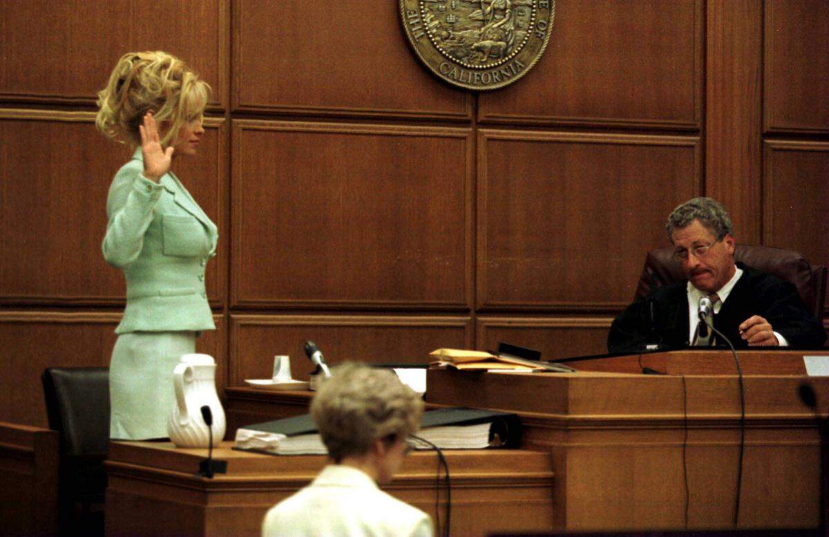 Im Bild: Pamela Anderson schwört 1997 vor Richter David Horowitz während einer Gerichtsverhandlung in Los Angeles.