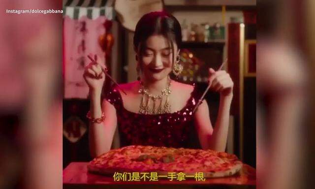 In dem Marketingvideo ist ein chinesisches Model zu sehen, das versucht, italienische Gerichte wie Pizza mit Stäbchen zu essen. 