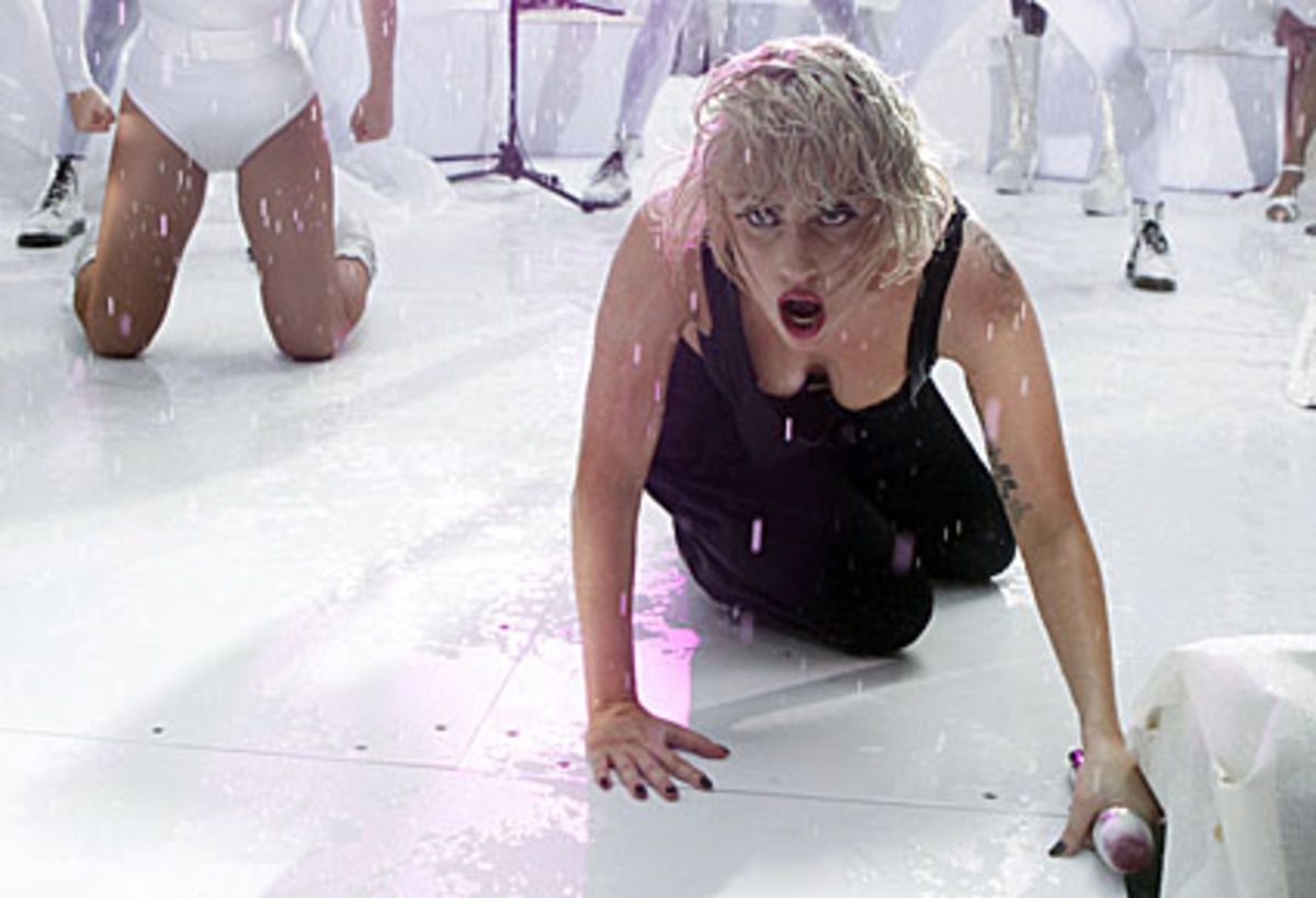 Im August 2008 veröffentlichte sie ihr Debütalbum, seitdem ist Lady Gaga allseits präsent: Mit exzentrischen Outfits, exzessiven Bühnenshows und umstrittenen Videos. Unverkennbar: Ihr Vorbild ist Madonna. Die hat sie inzwischen überholt, wenn auch nur knapp. Neben der Musik verdient Lady Gaga nämlich auch als Werbeträgerin recht gut.  Verdienst: 62 Millionen Dollar