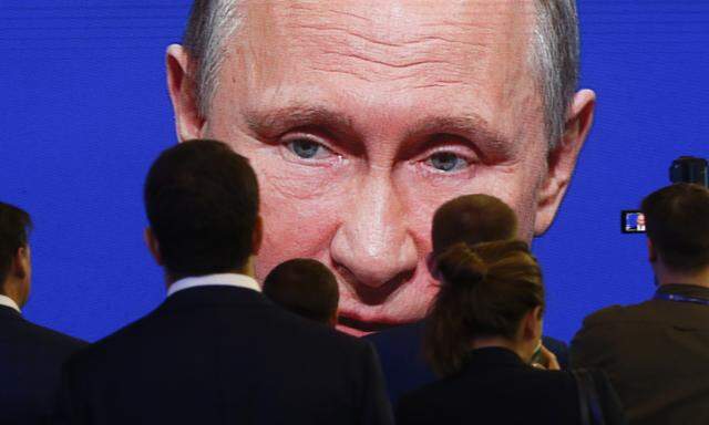 Amerika will die engen Beziehungen von Präsident Donald Trump zu Russlands Wladimir Putin per Gesetz unterbinden. 