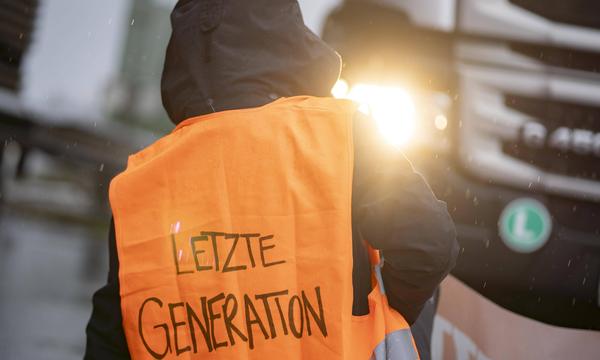Aktivisten der „Letzten Generation“ schütteten Farbe vor einen Supermarkt am Wiener Parkring.