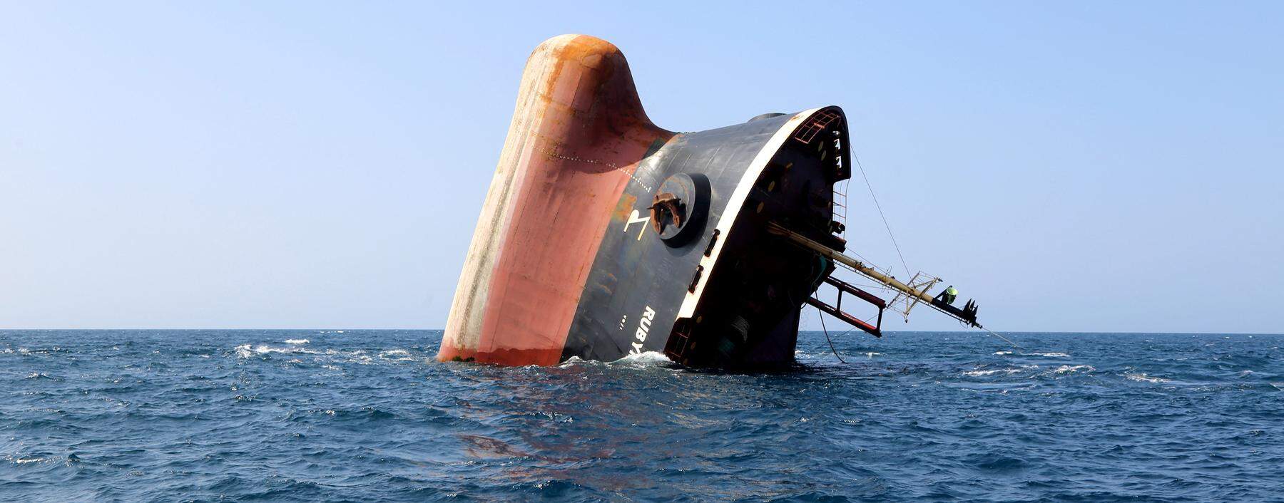 Das teilweise untergetauchte Frachtschiff Rubymar vor der Küste des Jemen. 