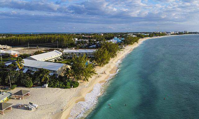 Auf den Cayman Islands übersteigen ausländische Vermögen das nationale BIP um mehr als das 1500-fache. Im Bild der Seven Mile Beach auf  Grand Cayman.