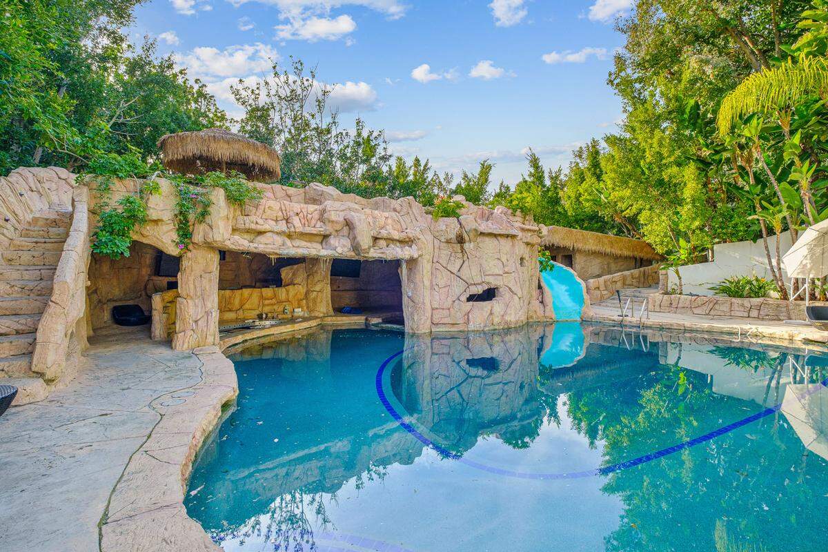 Das Pool verfügt über eine Grotte und ist optisch an das berühmte Pendant der Playboy-Villa angelehnt.