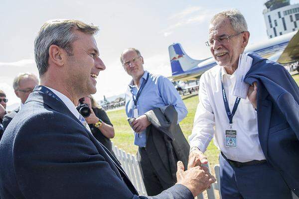 Ein kleiner Politikgipfel fand zwischen VIP-Bereich und Kontrollturm statt: Beide Präsidentschaftskandidaten - Norbert Hofer (FPÖ) und Alexander Van der Bellen besuchten die Airshow und waren beliebtes Selfie-Motiv.
