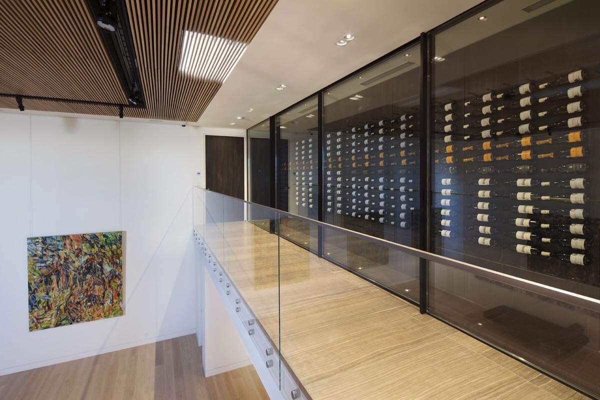 Eine Galerie im Inneren verfügt über eine Weinwand mit 2000 Flaschen sowie einen Weinraum.