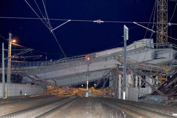 Am Samstagabend (21. Februar) ist eine halb fertige Brücke der S35, Brucker Schnellstraße, in Frohnleiten eingestürzt. &gt;&gt; Aktuelle Berichte zum Thema