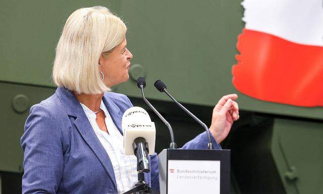 Verteidigungsministerin Klaudia Tanner (ÖVP) sei mit allen ihren Ankündigungen in der Sackgasse gelandet, meint die FPÖ.