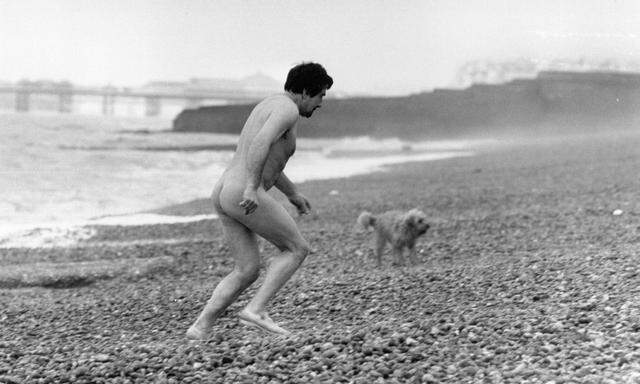 1980 lief dieser Herr über den FKK-Strand von Brighton.